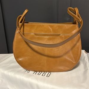 Hobo Aria Shoulder in Truffle